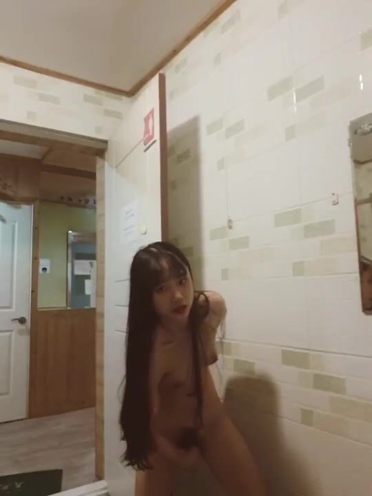 16 tuổi mở cửa phòng lén mẹ thử dâm, vừa hồi hộp vừa kích thích.